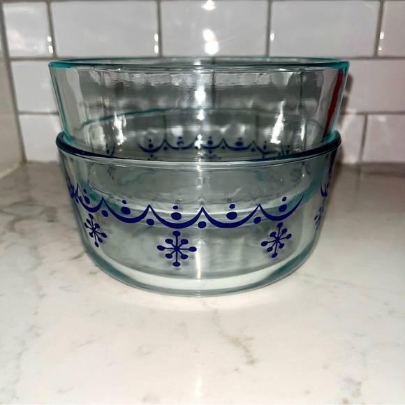 Pyrex Blue Snowflake Pattern - Picture 1 of 3